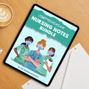 K&ouml;nnte beinhalten: Ein digitales Tablet zeigt eine t&uuml;rkisfarbene und wei&szlig;e Grafik mit dem Text "Comprehensive Nursing Notes Bundle" und einer Illustration von drei Krankenschwestern in blauen Kitteln und Gesichtsmasken. Der Text "By: The Nursing Resource" befindet sich am unteren Rand der Grafik.
