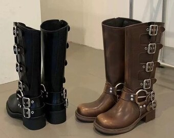 Bottes motardes marron en cuir végétalien avec boucles et ceintures | hautes bottes noires marron | Catwalk Printemps Été Automne Hiver Miu