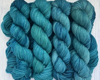 Fio tingido à mão com estampa de cauda de sereia, fio tingido artesanalmente, verde, azul, mesclado, tonal, lã, DK, fingering, merino, para meias.