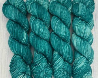 Verde azulado, hilo teñido a mano, hilo teñido indie, turquesa, abigarrado, tonal, lana, DK, fingering, merino, calcetín,
