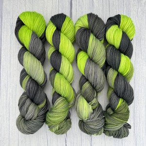 Bądź przygotowany - włóczka indie, farbowana ręcznie, czarna, neonowozielona, barwiona metodą zanurzeniową, samopasująca, rozdzielony kolor, wełna, DK, palcowa, merino, skarpetkowa