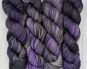 Espaço para mais um - Fio independente, tingido à mão, roxo, preto, mesclado, lã, DK, fingering, merino, para meias, assombrado, fio fantasma, Halloween