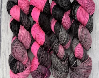Extracto de llama - Indie, hilo teñido a mano, negro, rosa fuerte, teñido por inmersión, color dividido, rayado, lana, DK, fingering, merino, fluorescente
