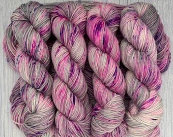 Sweetheart's Nite, Hilo teñido a mano, Hilo teñido indie, Moteado, Rosa, Morado, Brillante, Gris, Variegado, Lana, DK, Fingering, Merino, Calcetines,