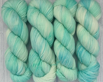 Happy Haunt - Fio artesanal tingido à mão, turquesa claro, mesclado, lã, DK, fingering, merino, para meias, assombrado, fio fantasma, Halloween