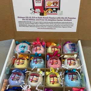 Puede incluir: Un juego de regalo de dieciséis bombas de baño XL de 155 g cada una, con un juguete sorpresa. El juego incluye seis cachorros, seis gatitos y cuatro juguetes de trabajadores del centro de adopción. Las bombas de baño están en una caja de cartón con cintas de colores.