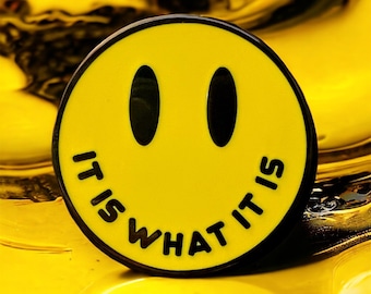 Smileygezicht (het is wat het is) - harde emaille pin | Pin smiley, smiley, esthetische pin, gele smiley