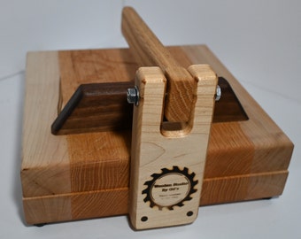 Handgefertigte Tortillapresse aus Holz: Gravur Tauben Design