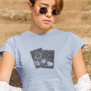 Camiseta, linda camiseta para mujer con cartas del tarot del sol y la luna, camiseta con gráficos celestiales, camiseta bohemia, regalo para amantes del tarot, camiseta mística