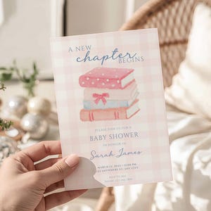 Puede incluir: Una invitación a un baby shower con un patrón de cuadros rosa y blanco. La invitación presenta una pila de libros de acuarela y el texto "A New Chapter Begins". Incluye fecha, hora, lugar e información de RSVP del baby shower.