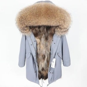 Parka raffinée ornée de fourrure de renard et de raton laveur : une veste d'hiver chic, idéale pour un cadeau de luxe élégant
