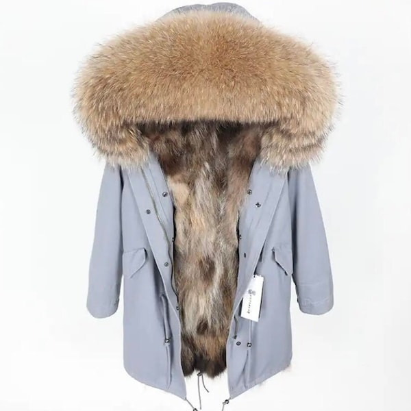 Parka refinada embelezada com pele de raposa e guaxinim: uma jaqueta de inverno elegante, ideal para uma opção de presente elegante e luxuosa