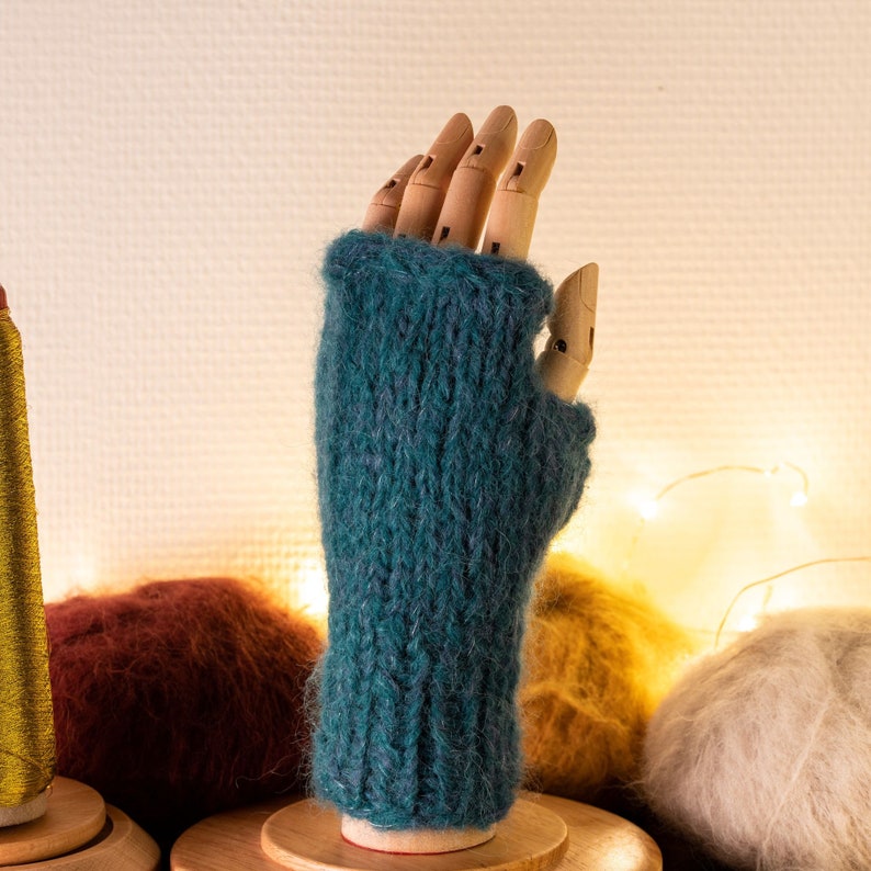 Mitaines en laine d'alpaga et mérinos tricotées à la main en France bleu glacier image 2