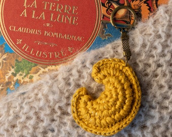 Porte clé croissant de lune au crochet en coton avec fil métallisé doré effet paillette. Idée cadeau fête des mères, maîtresse, nounou.