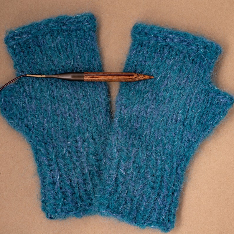 Mitaines en laine d'alpaga et mérinos tricotées à la main en France bleu glacier image 3