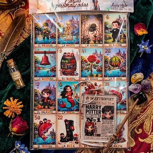 Puede incluir: Un juego de doce cartas ilustradas en una funda de plástico transparente con personajes y objetos con etiquetas en español como El Soldado y La Muerte. Un pequeño llavero del Daily Prophet con el texto Harry Potter está sujeto al frente de las cartas.