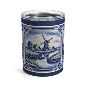 Peut inclure: Un gobelet en acier inoxydable avec un motif en céramique bleu et blanc représentant une scène de moulin à vent hollandais. La scène représente un moulin à vent, une maison, un canal et des bateaux. Le gobelet est doté d'un couvercle en acier inoxydable.