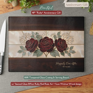 Könnte beinhalten: Rechteckiges Schneide- und Servierbrett aus gehärtetem Glas. Das Brett zeigt ein rubinrotes Rosendesign mit Akzenten aus Kunst-Walnussholz. Der Text enthält "Beautiful", "40th Ruby Anniversary Gift" und "Happily Ever After 40 Years".