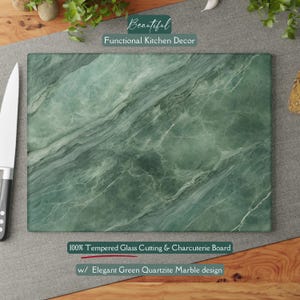 Può includere: Tagliere rettangolare in vetro temperato per tagliare e servire salumi con un elegante design in marmo di quarzite verde. Il tagliere presenta il testo "Beautiful Functional Kitchen Decor" e "100% Tempered Glass Cutting & Charcuterie Board w/ Elegant Green Quartzite Marble design".