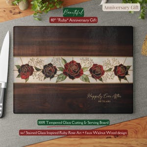 Könnte beinhalten: Rechteckiges Schneidebrett mit einem Design aus Kunst-Walnussholz. Es zeigt ein von Buntglas inspiriertes Rubinrosen-Kunstdesign. Der Text auf dem Brett lautet "Schöne 40. Rubin-Jahrestagsgeschenk" und "Happy Ever After 40 Jahre".