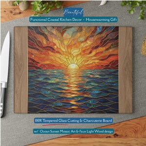 Magnifique abstrait océan vagues bleu sarcelle coucher de soleil mosaïque-design Planche à découper et de service en faux vitrail bleu aqua Plateau à charcuterie Coastal