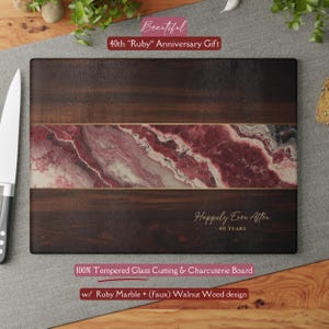 Könnte beinhalten: Rechteckiges Schneidebrett mit Rubinmarmor- und Walnussholz-Design. Das Brett hat ein zentrales Band aus rotem und weißem Marmor, umrahmt von dunklem Holz. Text: "Happily Ever After 40 YEARS".