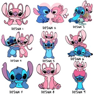 Pu&ograve; includere: Una collezione di nove illustrazioni di cartoni animati con i personaggi Stitch e Angel. I disegni mostrano i personaggi in varie pose, con una tavolozza di colori blu, rosa e bianco. Ogni disegno &egrave; numerato.