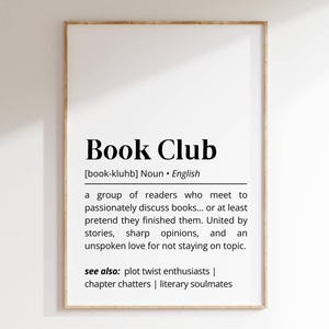 Puede incluir: Arte de pared imprimible en blanco y negro con una definición de la palabra "Book Club". La definición dice: "[book-kluhb] Sustantivo • Inglés un grupo de lectores que se reúnen para discutir apasionadamente libros... o al menos pretenden haberlos terminado. Unidos por historias, opiniones agudas y un amor tácito por no quedarse en el tema. ver también: entusiastas de los giros de la trama | charlatanes de capítulos | almas gemelas literarias"