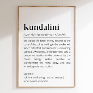 Könnte beinhalten: Ein schwarz-weißes druckbares Poster mit dem Wort "Kundalini" in fetter, serifenloser Schrift. Die Definition von Kundalini ist in kleinerer Schrift unter dem Wort geschrieben. Die Definition enthält die Sanskrit-Aussprache und die Bedeutung des Wortes.
