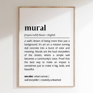 Puede incluir: Una impresión de arte imprimible en blanco y negro con la definición de la palabra "mural" en inglés. La definición describe un mural como el sueño de una pared de ser más que un simple fondo. Es arte en una misión que convierte el concreto aburrido en una explosión de color y significado. Los murales son los narradores ruidosos de las calles, donde una pared simple se convierte en la voz de una comunidad. La prueba de que la mejor manera de tener un impacto es a veces simplemente hacerlo grande, audaz y hermoso. Ver también: lienzo urbano | narrador de muros | creatividad desatada