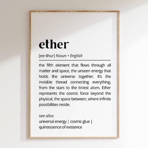 Può includere: Una stampa d'arte da parete stampabile in bianco e nero con la definizione della parola "etere" in inglese. La definizione descrive l'etere come il quinto elemento che scorre attraverso tutta la materia e lo spazio, l'energia invisibile che tiene insieme l'universo. È il filo invisibile che collega tutto, dalle stelle all'atomo più piccolo. L'etere rappresenta la forza cosmica al di là del fisico, lo spazio intermedio, dove risiedono infinite possibilità. La stampa include anche la frase "vedi anche: energia universale | colla cosmica | quintessenza dell'esistenza".