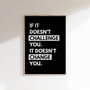 Puede incluir: Póster de cita motivacional en blanco y negro con el texto "Si no te desafía, no te cambia."