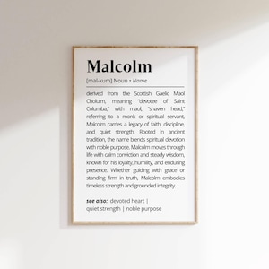 Op de afbeelding: Een ingelijste print met de naam "Malcolm" in zwarte letters. De tekst beschrijft de oorsprong, uitspraak en betekenis van de naam, inclusief de associatie met geloof, discipline en stille kracht. De lijst is lichtbruin.
