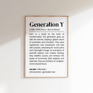 以下が含まれることがあります： 1980年から1994年に生まれたジェネレーションYの定義を示した白黒の印刷可能なポスター。ポスターには「Born & Raised」と「関連項目：ミレニアル世代 | エコーブーマー | 次世代」のテキストが含まれています。