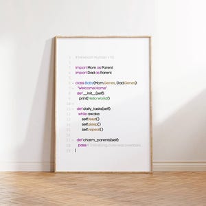 Peut inclure: Une affiche encadrée avec un cadre en bois présente un code de programmation humoristique intitulé "Newborn Human v1.0". Le code comprend des lignes comme "import Mom as Parent" et "def charm_parents(self)." Fond blanc, sol en bois.