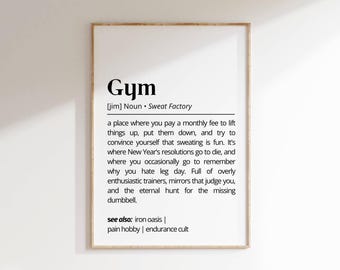 Può includere: Un poster di tipografia in bianco e nero con la parola "Gym" definita come una "Sweat Factory". Il poster descrive una palestra come un luogo in cui si paga una quota mensile per sollevare pesi, dove le risoluzioni di Capodanno vanno a morire e dove occasionalmente si va per ricordare perché si odia il giorno delle gambe.