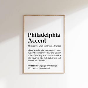 Może przedstawiać: Czarno-biały plakat do wydrukowania z definicją akcentu filadelfijskiego. Tekst brzmi: "Philadelphia Accent [fill-uh-del-fee-uh ak-sent] Rzeczownik Amerykański, gdzie samogłoski przyjmują nieoczekiwane zwroty, "water" staje się "wooder", a "youse" jest oficjalnym sposobem na zwrócenie się do tłumu. Trochę szorstki, trochę szybki, ale zawsze prawdziwy, tak jak samo miasto. zobacz także: Język outsiderów | Wit' or Wit'out | Jawn Central"