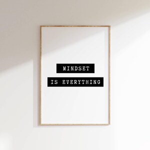 Puede incluir: Una impresión enmarcada con el texto "MINDSET IS EVERYTHING" en blanco y negro sobre un fondo blanco.