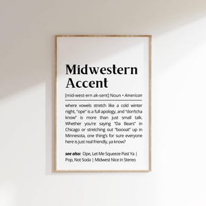Könnte beinhalten: Ein schwarz-weißes druckbares Poster mit einer Definition eines Midwestern-Akzents. Die Definition beschreibt den Akzent als einen, bei dem sich Vokale wie eine kalte Winternacht dehnen, wobei "ope" als eine vollständige Entschuldigung verwendet wird und "don'tcha know" mehr als nur Smalltalk ist. Das Poster listet auch Beispiele für Midwestern-Phrasen wie "Da Bears" und "boooat" auf.