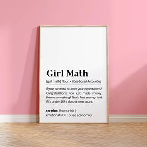Puede incluir: Un cartel enmarcado con las palabras "Girl Math" en negrita. La definición incluye "Vibes-based Accounting" y consejos financieros humorísticos. El fondo es una pared rosa y un suelo de madera.