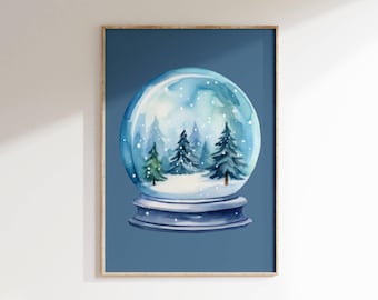 Może przedstawiać: Aquarela przedstawiająca kulę śnieżną na niebieskim tle. Kula śnieżna zawiera zimową scenę z zasypanymi śniegiem drzewami i opadającym śniegiem.