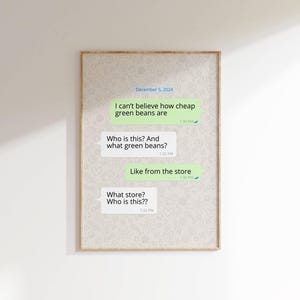 Puede incluir: Obra de arte enmarcada que presenta una serie de burbujas de mensajes de texto. Los mensajes discuten el precio de las judías verdes y la identidad del remitente. La fecha es el 5 de diciembre de 2024. El fondo tiene un patrón repetitivo de pequeños iconos.