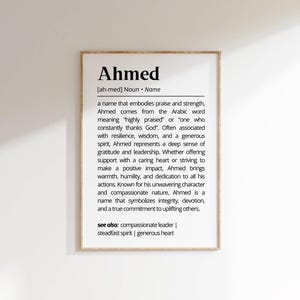 Puede incluir: Una definición imprimible en blanco y negro del nombre Ahmed. La definición describe el significado del nombre, su origen y las cualidades asociadas, como la resistencia, la sabiduría y la generosidad. El texto también incluye la pronunciación fonética del nombre.