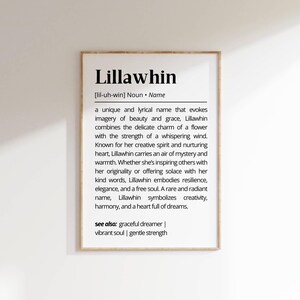 以下が含まれることがあります： 「Lillawhin」という単語を太字で示した白黒の印刷可能なアートプリントで、単語の定義が続きます。定義では、この単語は、美しさや優雅さのイメージを呼び起こす、ユニークで叙情的な名前であると説明されています。プリントには、「こちらもご覧ください：優雅な夢見る人 | 生き生きとした魂 | 優しい力」というフレーズも含まれています。
