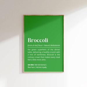 Könnte beinhalten: Ein grünes Poster mit weißem Rand und dem Wort "Brokkoli" in großen weißen Buchstaben. Das Poster definiert Brokkoli als "Natures Multivitamin" und beschreibt es als den "grünen Superhelden des Esstisches".