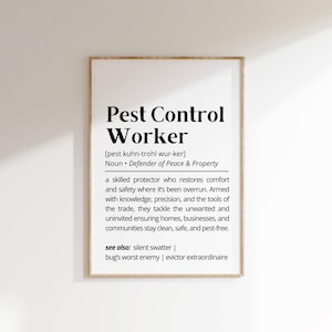 Może przedstawiać: Czarno-biały plakat do wydrukowania z definicją pracownika kontroli szkodników. Plakat zawiera tekst "Pest Control Worker" pogrubiony, po którym następuje definicja pracy. Definicja zawiera tekst "Obrońca Pokoju i Własności".