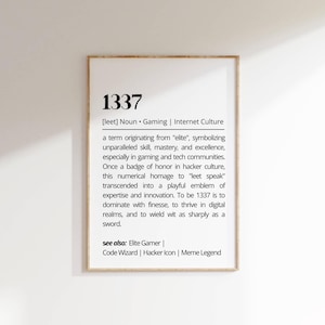 Op de afbeelding: Een zwart-witte printbare poster met de definitie van het woord "1337" in de context van gamen en internetcultuur. De definitie legt uit dat het woord afkomstig is van "elite" en staat voor vaardigheid, meesterschap en uitmuntendheid in gaming- en tech-gemeenschappen. De poster bevat ook de termen "Code Wizard", "Hacker Icon" en "Meme Legend".