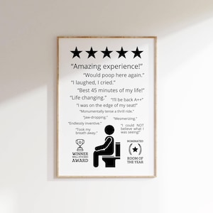 Puede incluir: Una ilustración humorística de un inodoro con una persona sentada en él. El inodoro está etiquetado como "Ganador del premio al mejor surtido" y "Nominado a la sala del año". La imagen incluye cinco estrellas y texto que dice "¡Experiencia increíble!" y otras reseñas positivas.