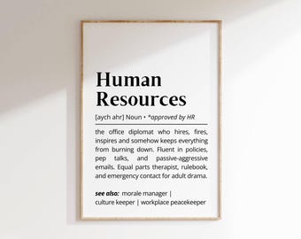 Può includere: Una stampa incorniciata con le parole "Human Resources" in grassetto nero. Sotto, una definizione descrive il ruolo, compresa l'assunzione, il licenziamento e l'impedire che le cose vadano in rovina. Termina con "see also: morale manager | culture keeper | workplace peacekeeper."