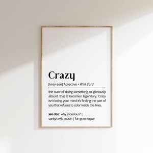 Könnte beinhalten: Ein druckbares Wandbild mit einer Schwarzweißdefinition des Wortes "Crazy". Die Definition lautet "[krey-zee] Adjektiv. Joker" und wird mit einer Beschreibung der Bedeutung des Wortes fortgesetzt. Der Text "siehe auch: Warum so ernst? | Der wilde Cousin der Vernunft | Spaß, der zum Schurken geworden ist" ist ebenfalls enthalten.